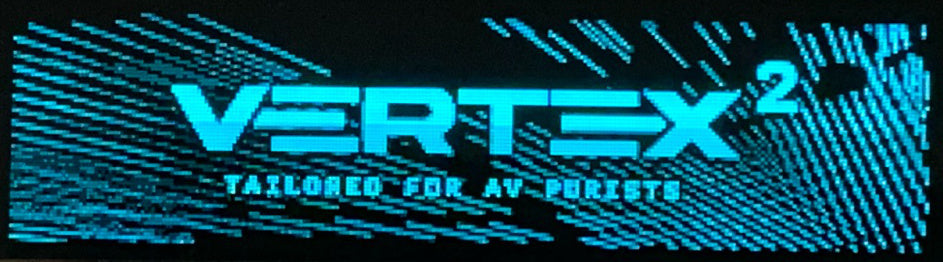 شاشة OLED الزرقاء مقاس 3.12 بوصة في HDfury Vertex 2 تعرض شعار البدء Vertex 2 وعبارة Tailored for AV purists