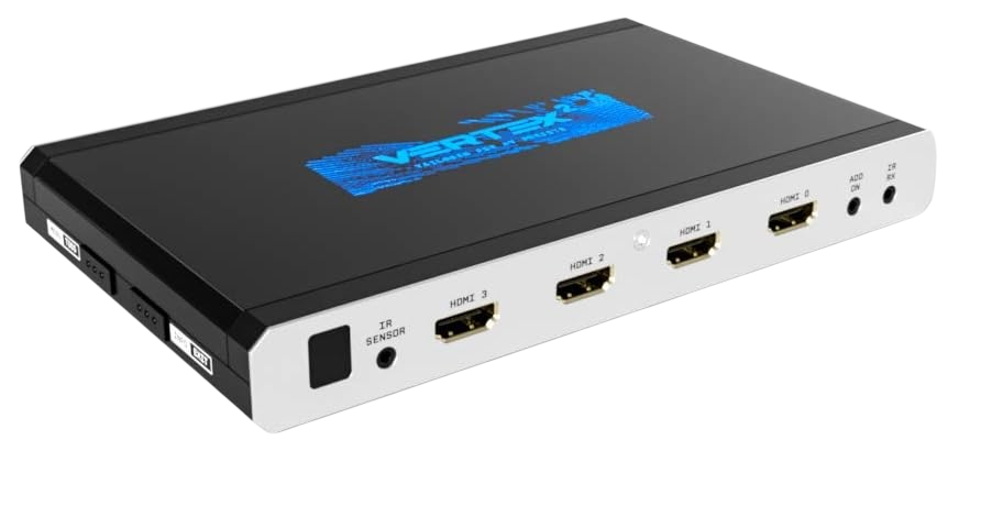 مبدّل HDMI من HDfury Vertex 2 بزاوية مائلة على خلفية بيضاء، مع مستشعر IR ومداخل HDMI الأربعة على طول الحافة الأمامية